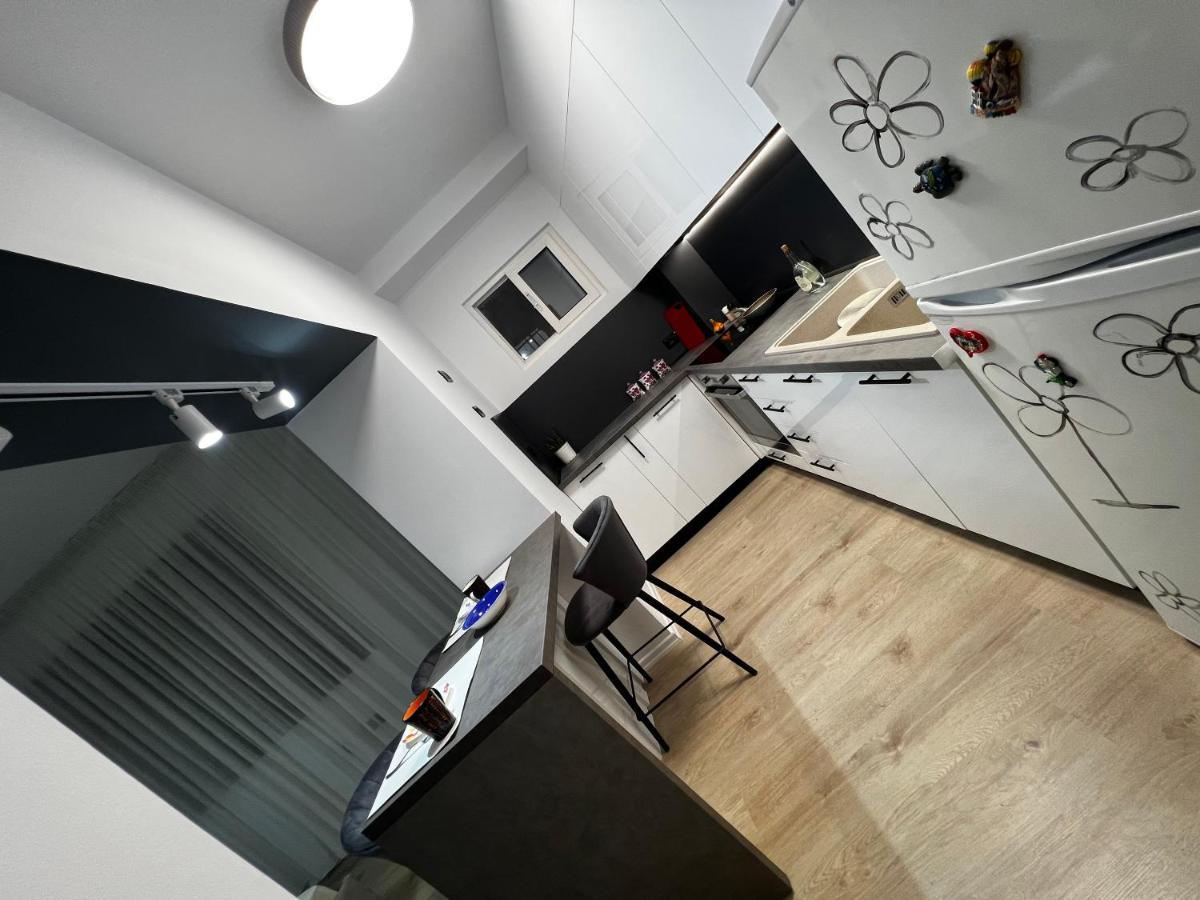 Amion Apartment In Center Of Тирана Екстериор снимка