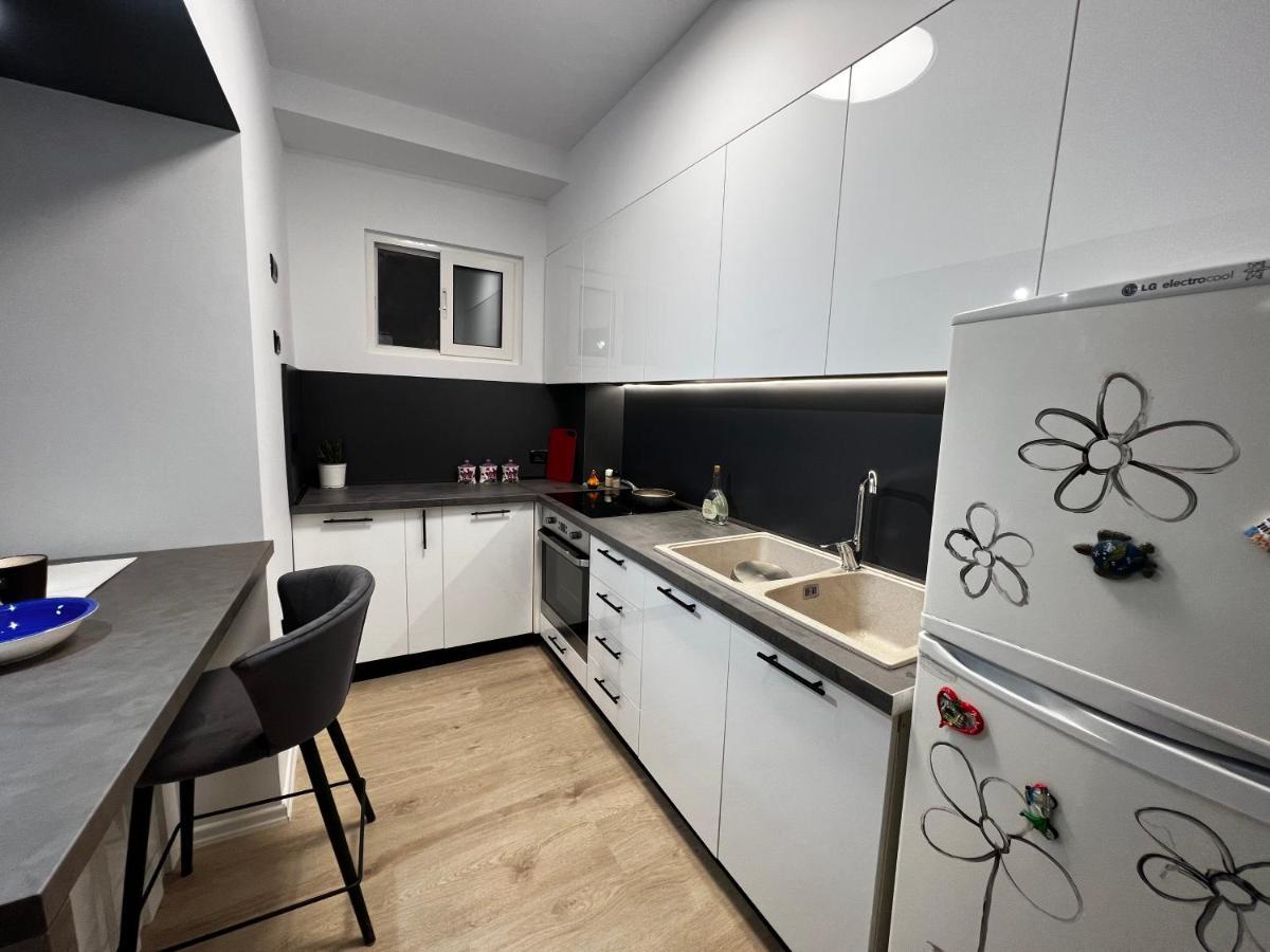 Amion Apartment In Center Of Тирана Екстериор снимка
