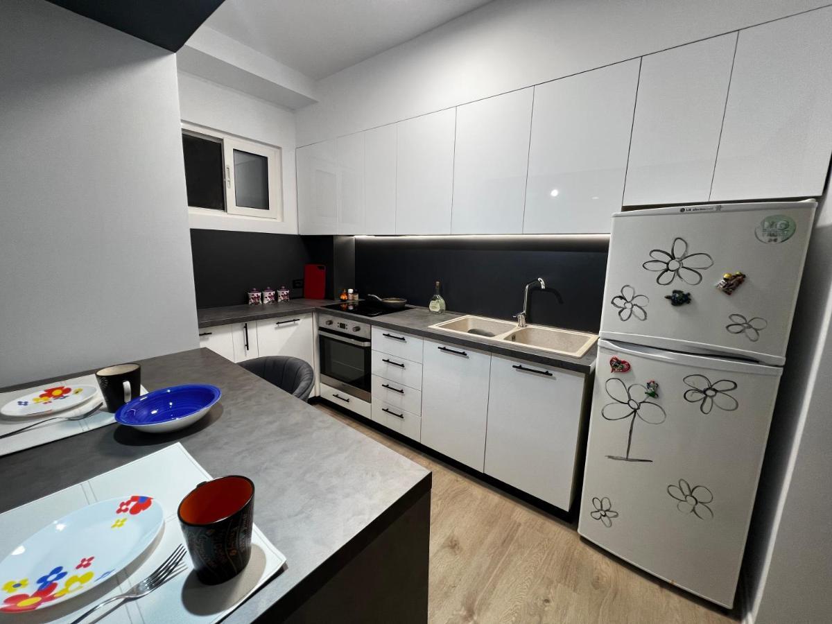 Amion Apartment In Center Of Тирана Екстериор снимка