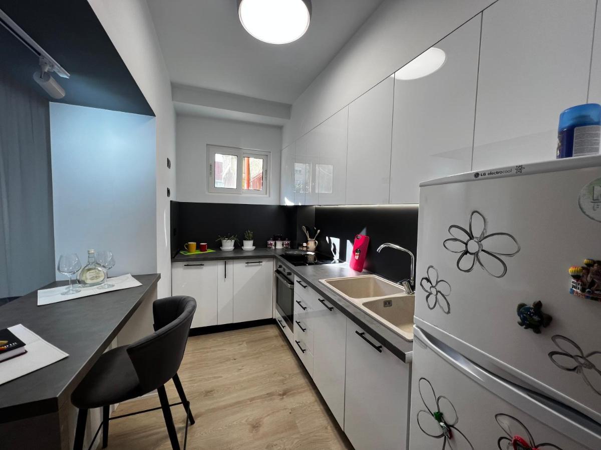 Amion Apartment In Center Of Тирана Екстериор снимка